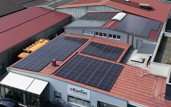 Luftaufnahme des KonTec Firmengebäude mit neuer Photovoltaikanlage