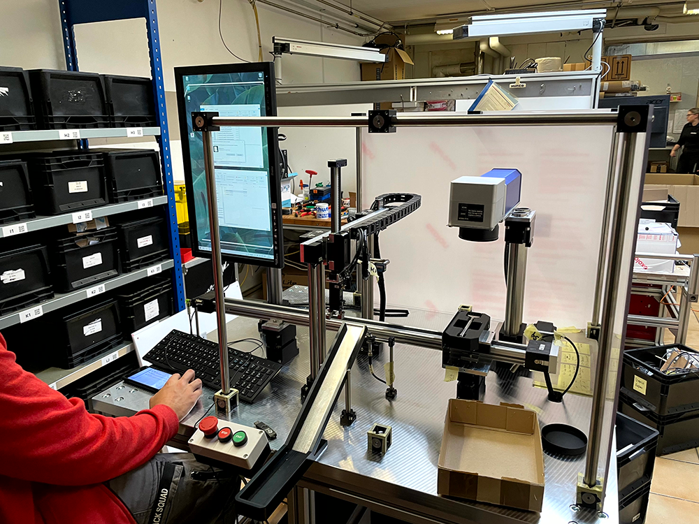 Detailaufnahme der Laserbeschriftungsmaschine von KonTec Engineering für technische Demonstrationen und Messeanwendungen
